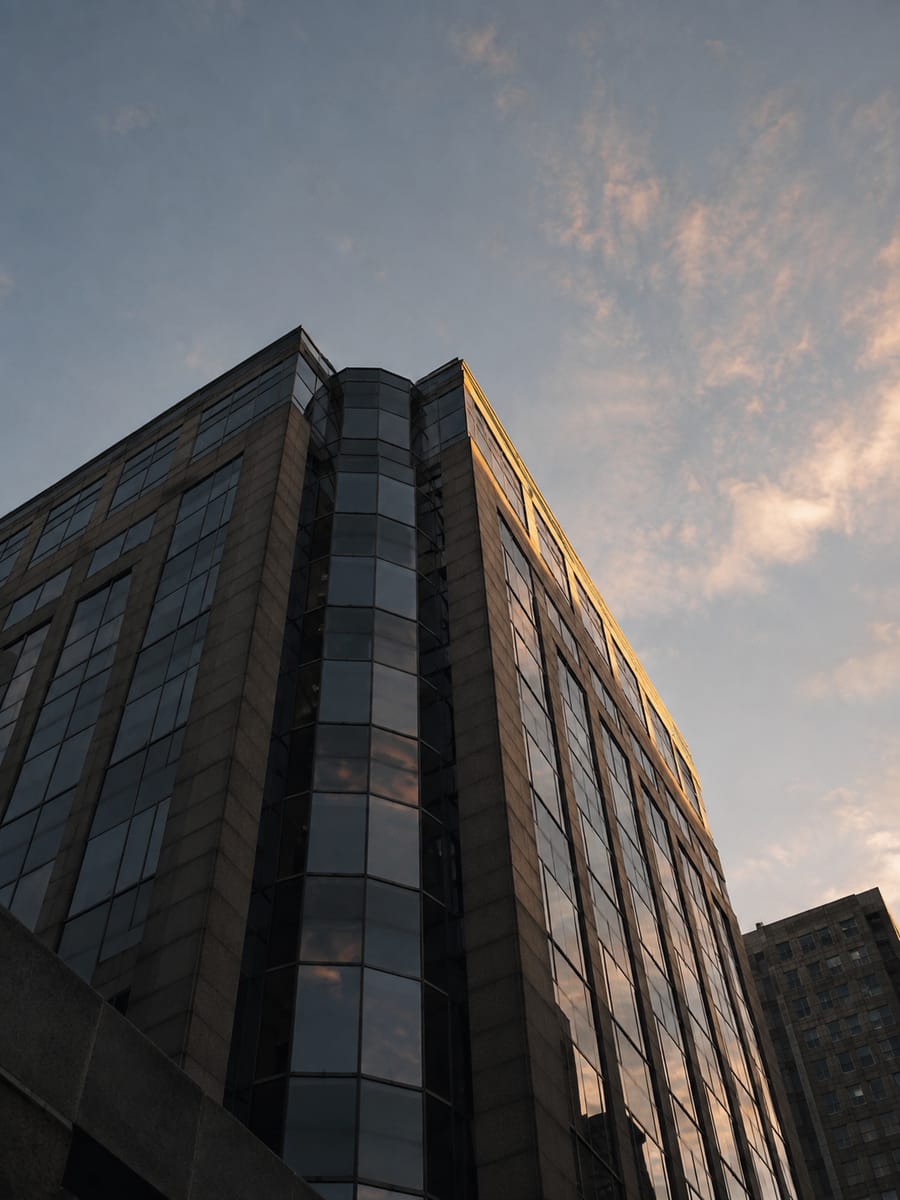 Façade d’un immeuble de bureaux à Montréal en fin de journée